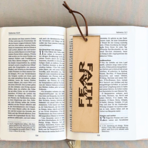Holz-Lesezeichen "Faith over Fear"